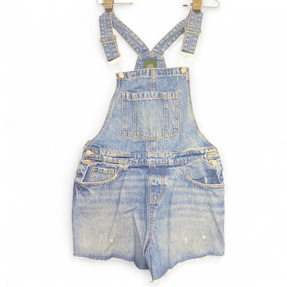 Cute‎ denim shorts overalls with a relaxed fit